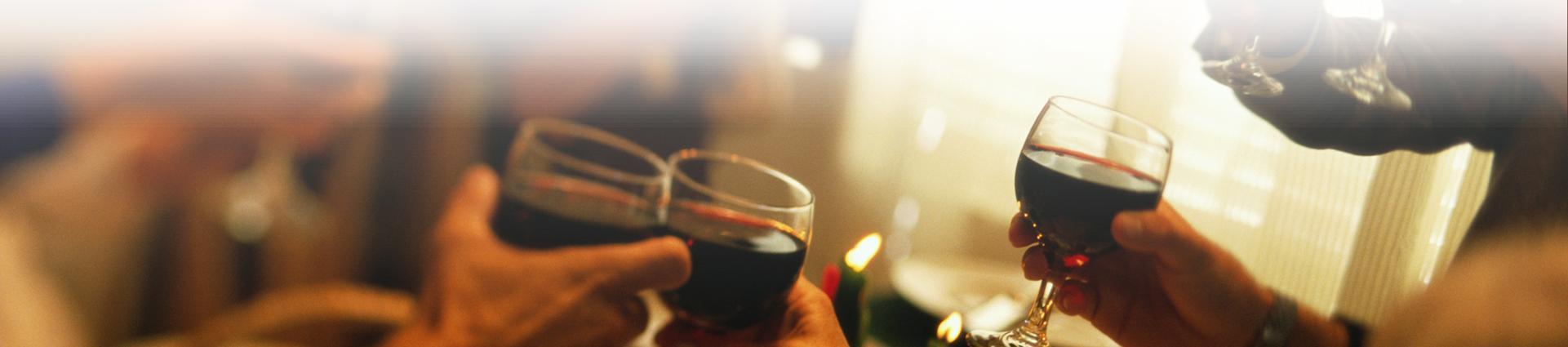 toast, kieliszki z winem